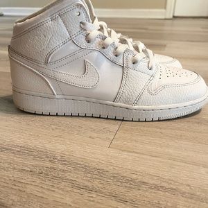 White Jordan 1 Mid Boys Size 7